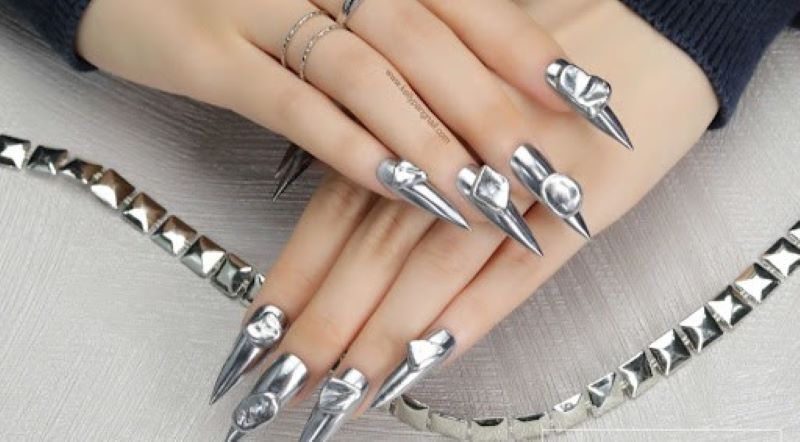 Cực kỳ thu hút với mẫu nail tráng gương đẹp màu bạc sang chảnh 