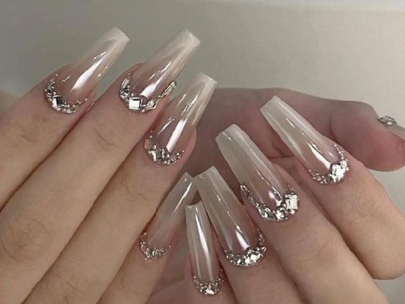 Mẫu nail tráng gương đính đá sang chảnh