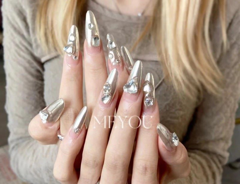 Nail tráng gương màu bạc đính charm đá sang trọng 