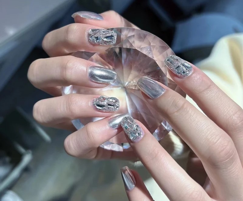 "Slay" với mẫu nail màu bạc tráng gương sang cho móng ngắn 