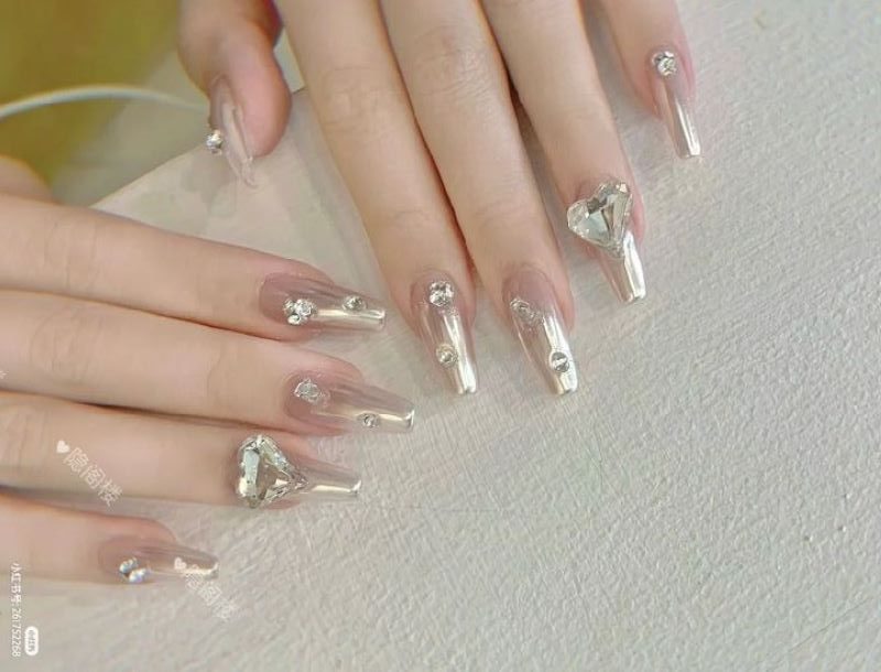 Sang trọng quý phái với mẫu nail tráng gương đẹp đính đá tiểu thư