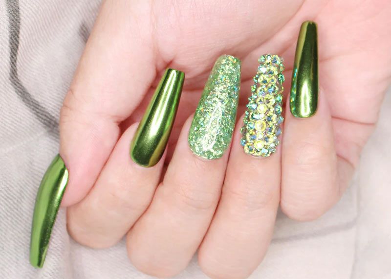 Nail xanh lá tráng gương mix kim tuyến lấp lánh tôn lên đôi bàn tay 