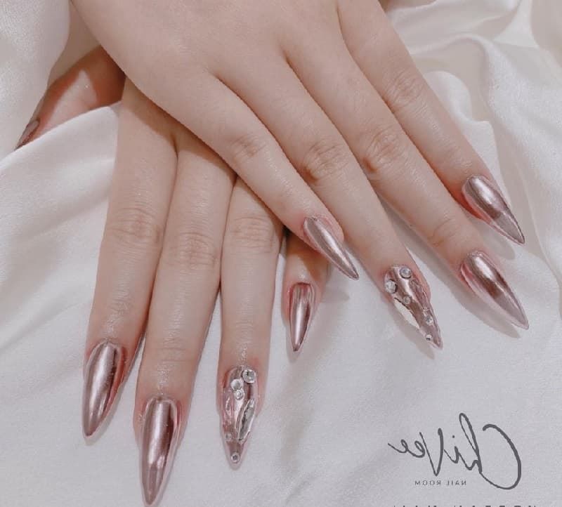 Mẫu nail tráng gương móng nhọn tiểu thư