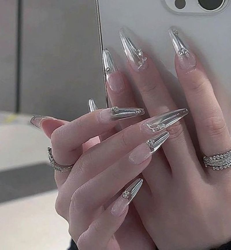 Đôi tay thanh thoát hơn với mẫu nail tráng bạc quyến ũ 